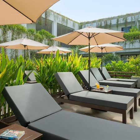 Eightfold Urban Resort Ciudad de Siem Riep Exterior foto Pool Deck