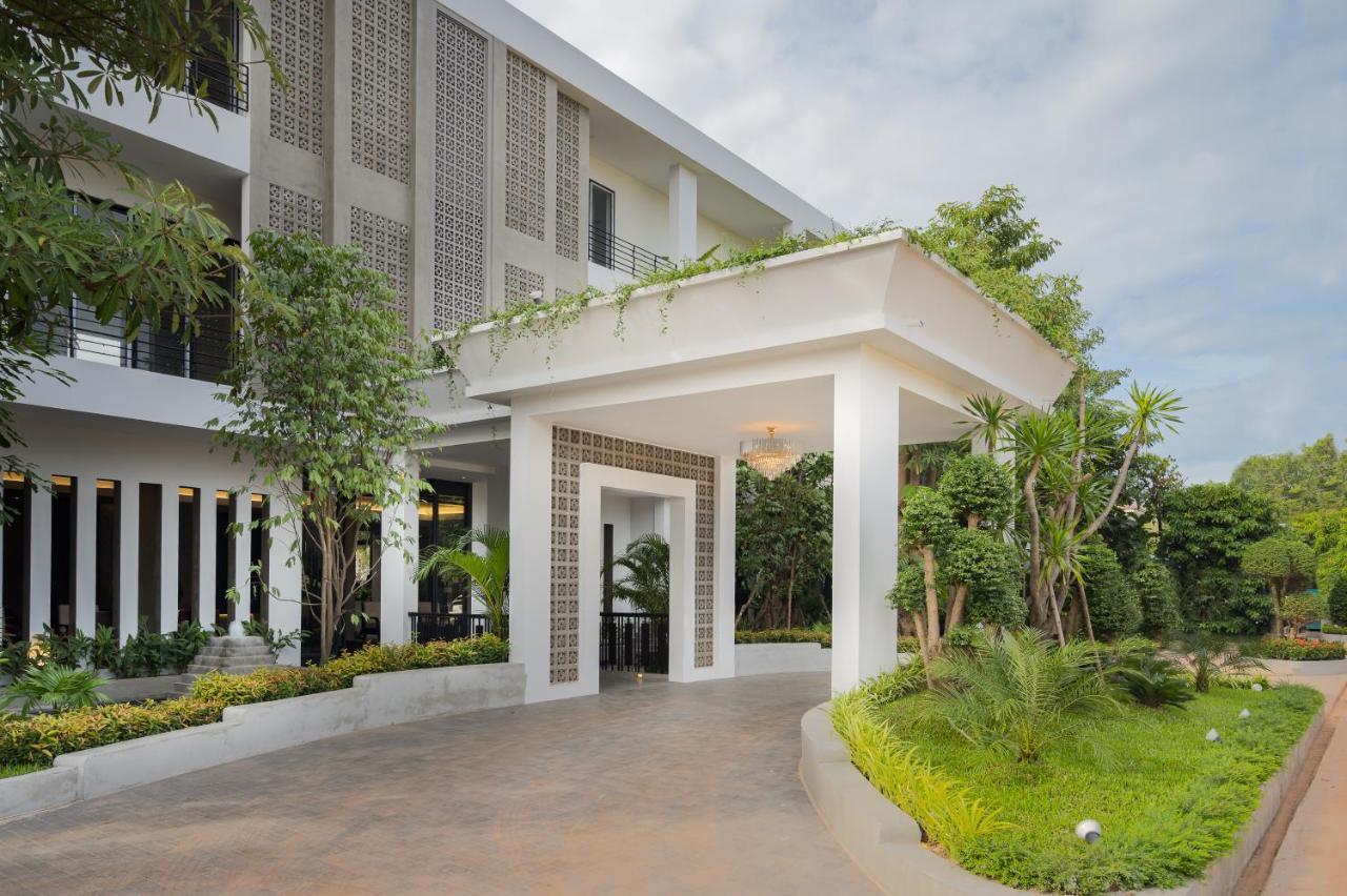 Eightfold Urban Resort Ciudad de Siem Riep Exterior foto The hotel's entrance