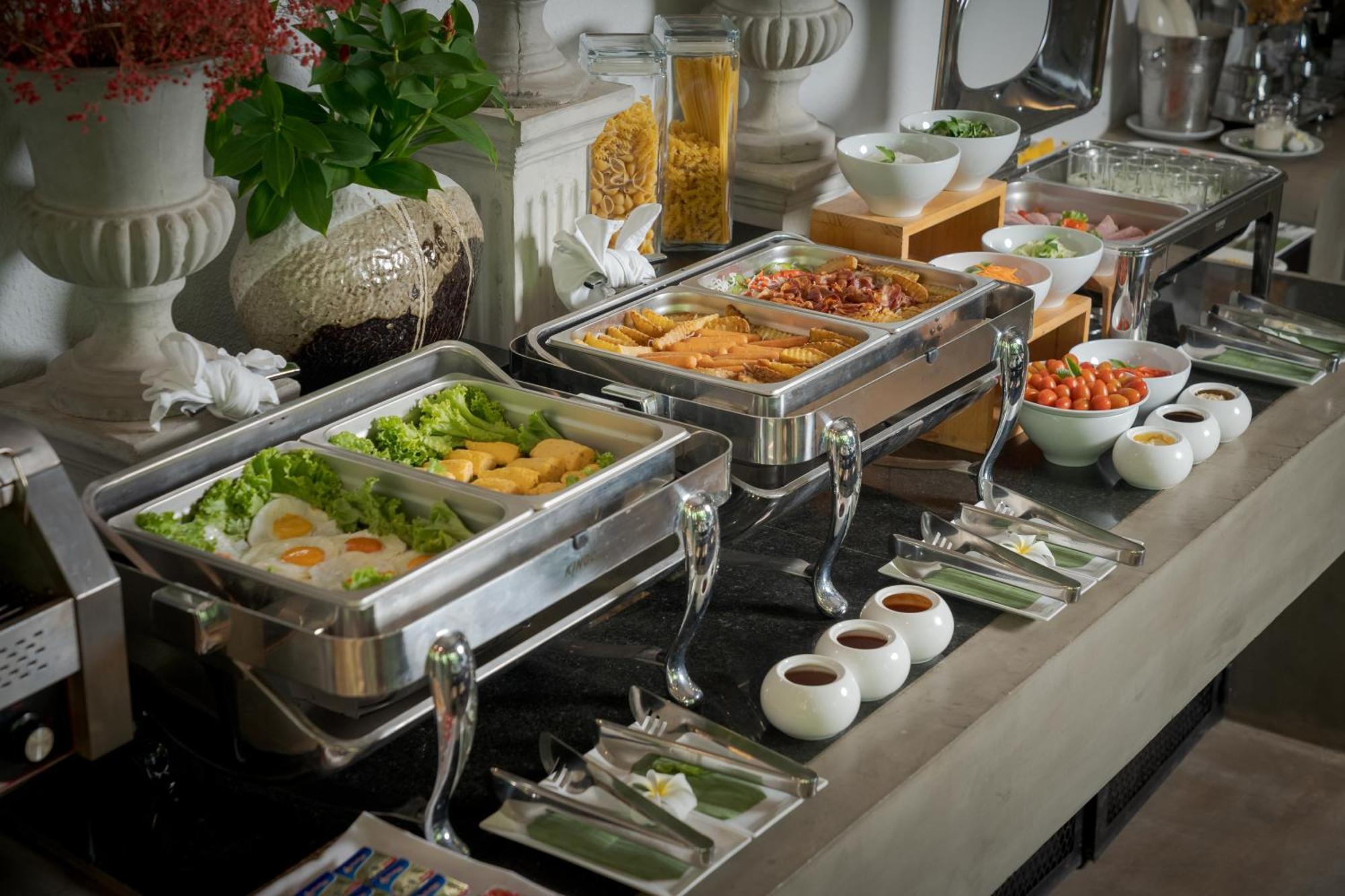 Eightfold Urban Resort Ciudad de Siem Riep Exterior foto A buffet at a hotel