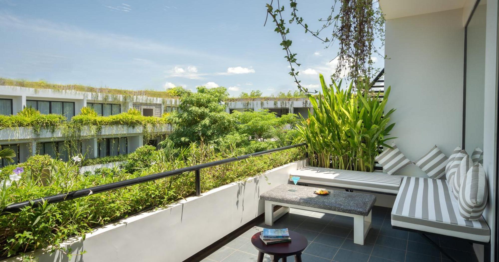 Eightfold Urban Resort Ciudad de Siem Riep Exterior foto A balcony at the hotel