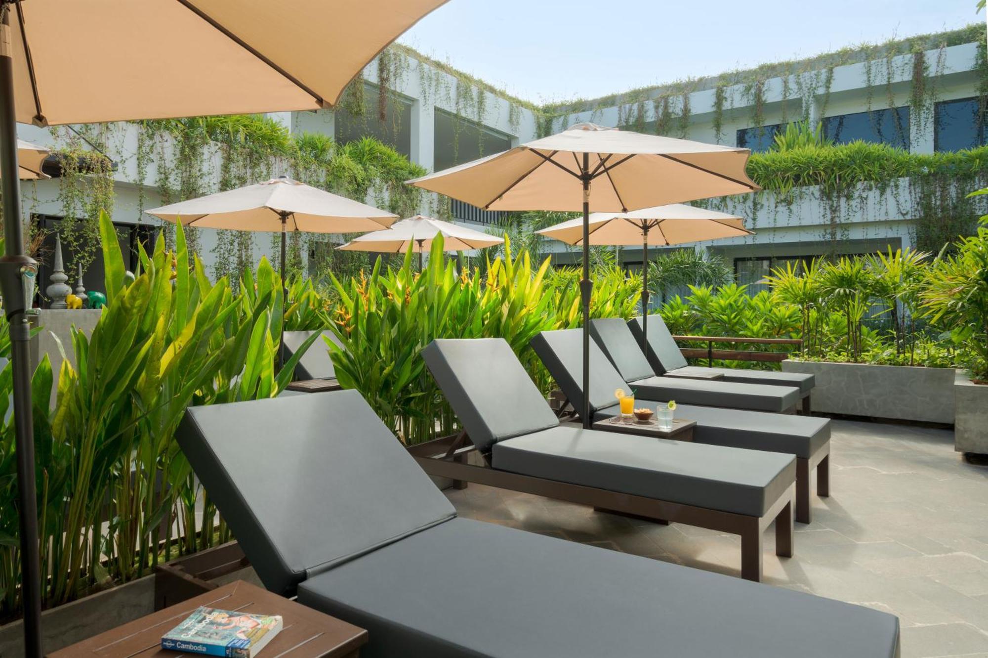 Eightfold Urban Resort Ciudad de Siem Riep Exterior foto Pool Deck